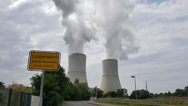 Ortsschild Lippendorf Gemeinde Neukieritzsch Kreis Leipzig, im Hintergrund zwei Türme vom Kraftwerk Lippendorf